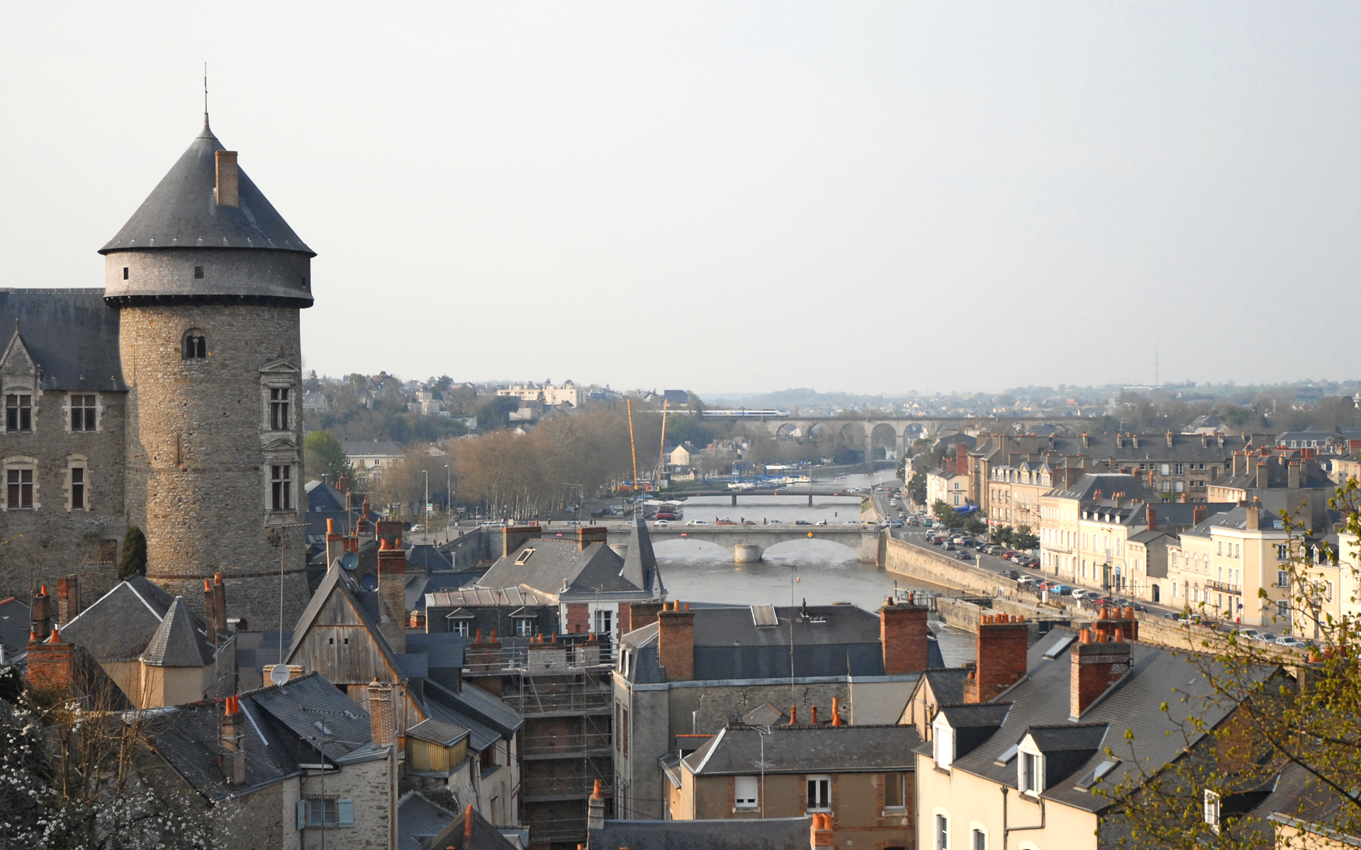 Mayenne Vista del castello e del fiume