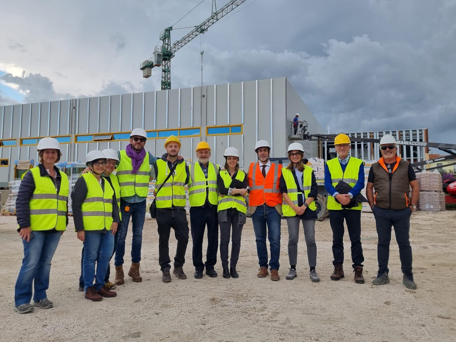 La foto di gruppo della commissione consiliare in visita al palascherma, insieme al sindaco e all'assessora Melappioni