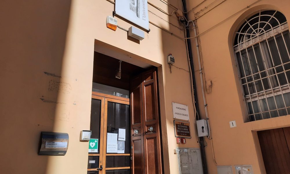 L'ingresso della scuola in via Angeloni