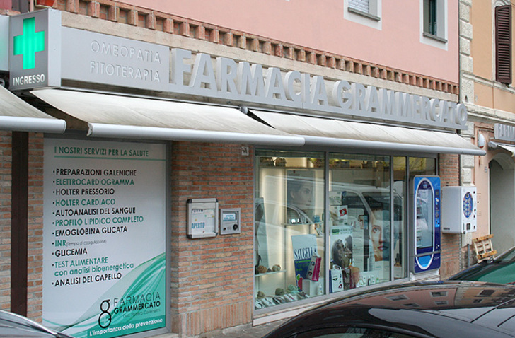 Vista esterna della farmacia "Grammercato"