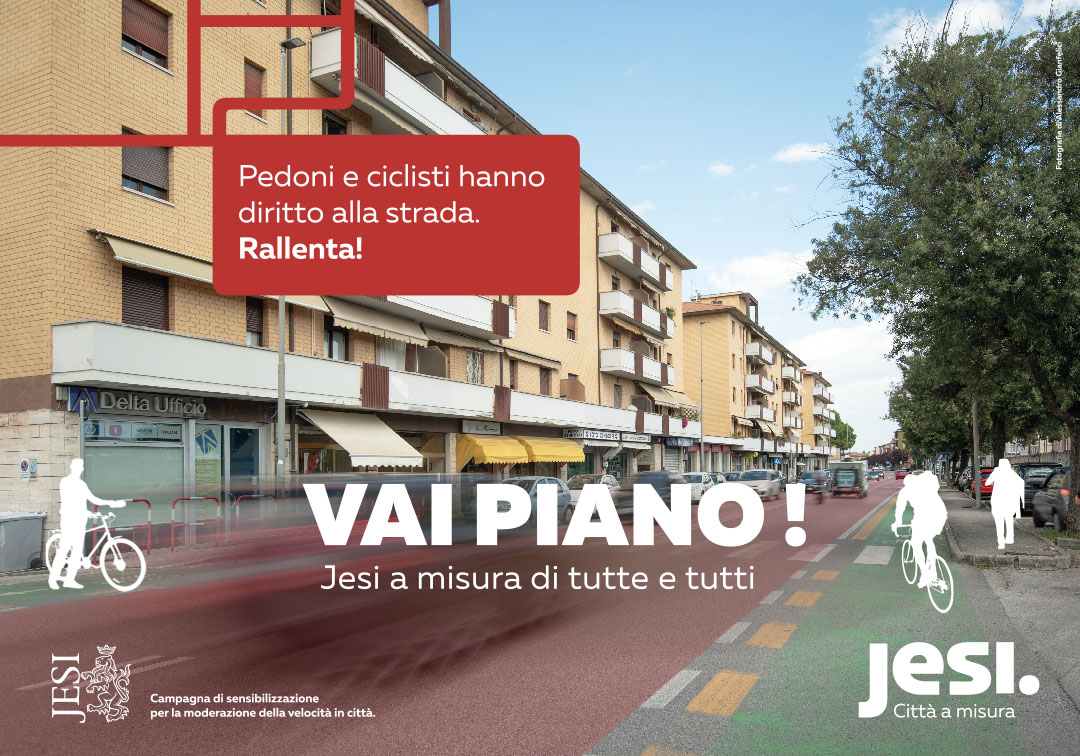 Un immagine della campagna: ciclisti sulla strada e sulle piste ciclabili