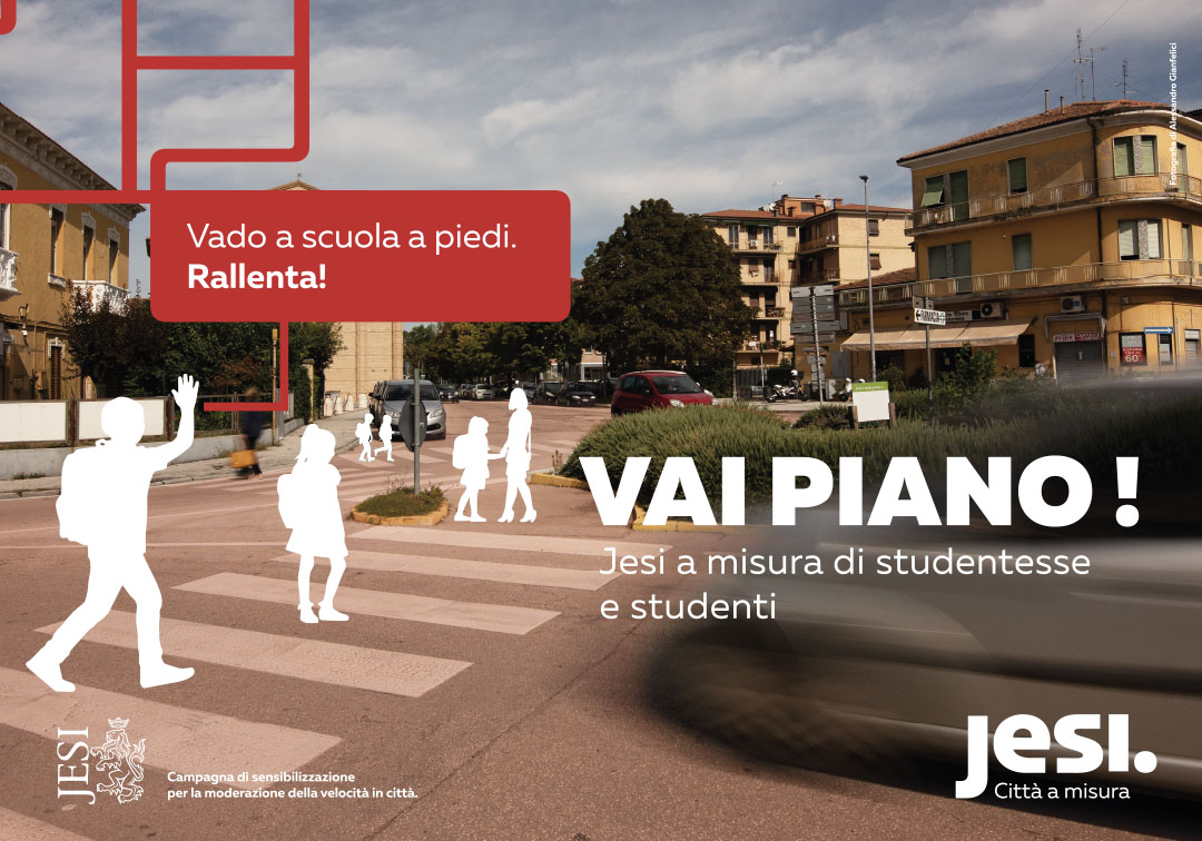 Un immagine della campagna: studenti e studentesse sulle strisce pedonali