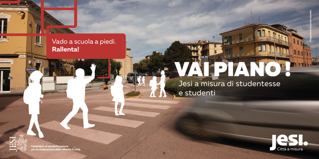 Un immagine della campagna: studentesse e studenti sulle strisce pedonali