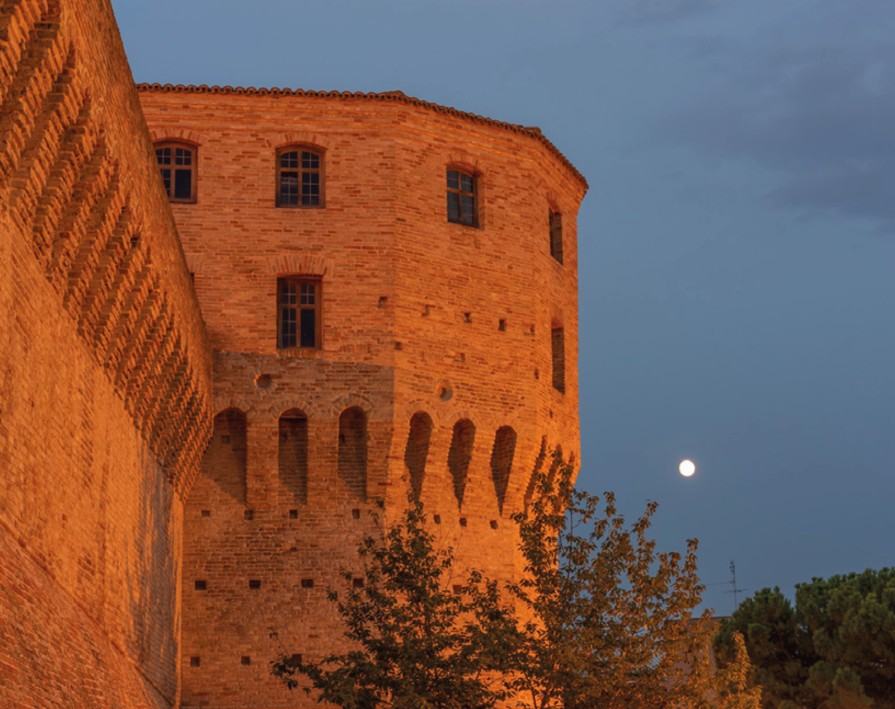 Veduta notturna del Torrione di Mezzogiorno